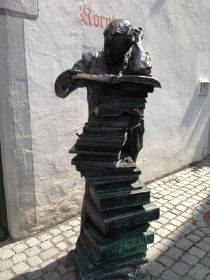 Wetterfester Bücherstapel vor der Stadtbibliothek in Wangen im Allgäu